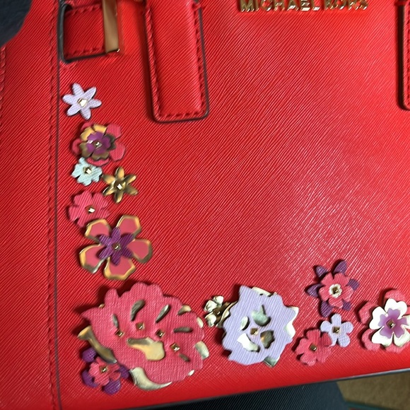 Michael Kors NWOT Rare crossbody handbag red floral motif - Picture 3 of 8